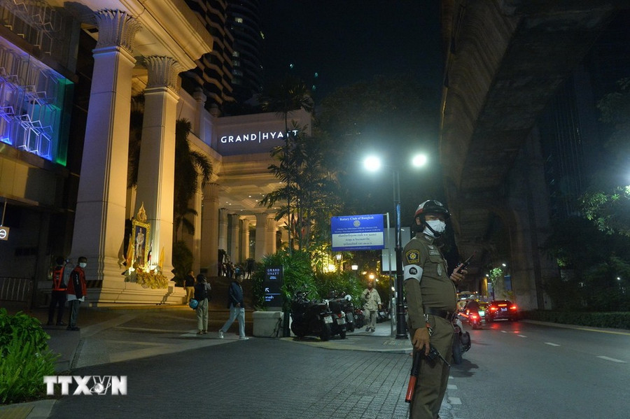 Cảnh sát được triển khai bên ngoài khách sạn Grand Hyatt Erawan ở Bangkok, Thái Lan, nơi phát hiện thi thể người Việt, ngày 16/7/2024. (Ảnh: THX/TTXVN) Cảnh sát được triển khai bên ngoài khách sạn Grand Hyatt Erawan ở Bangkok, Thái Lan, nơi phát hiện thi thể người Việt, ngày 16/7/2024. (Ảnh: THX/TTXVN)