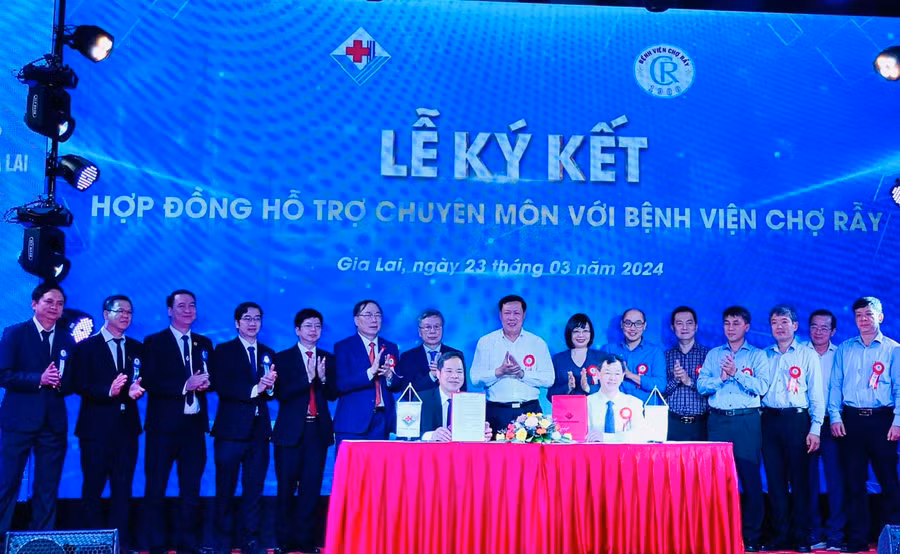 Lễ ký kết hợp đồng hỗ trợ chuyên môn giữa Bệnh viện Chợ Rẫy (TP. Hồ Chí Minh) và Bệnh viện Hùng Vương Gia Lai. Ảnh: Như Nguyện
