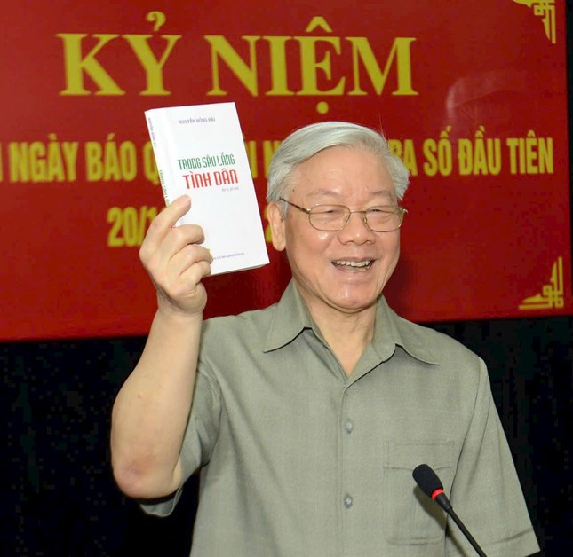 Cuốn sách khiến Tổng Bí thư Nguyễn Phú Trọng bất ngờ và xúc động Cuốn sách khiến Tổng Bí thư Nguyễn Phú Trọng bất ngờ và xúc động