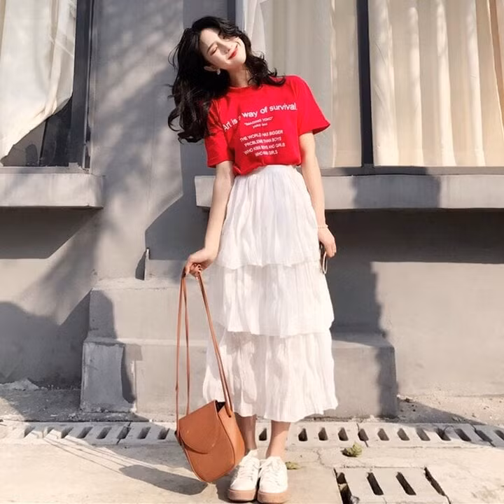 Chân váy trắng kết hợp với áo đỏ là lựa chọn hoàn hảo cho các bạn nữ.