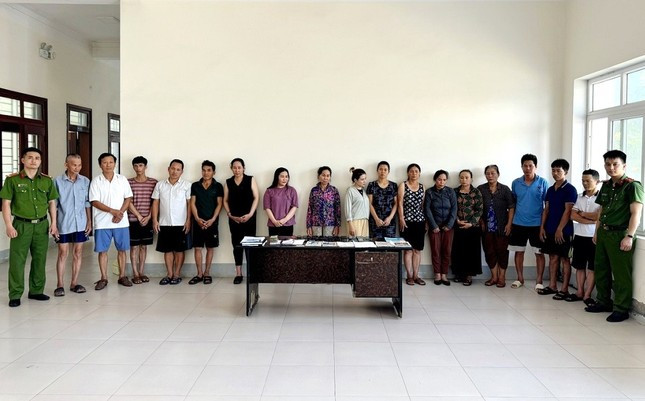 17 đối tượng trong đường dây bị công an bắt giữ. 17 đối tượng trong đường dây bị công an bắt giữ.