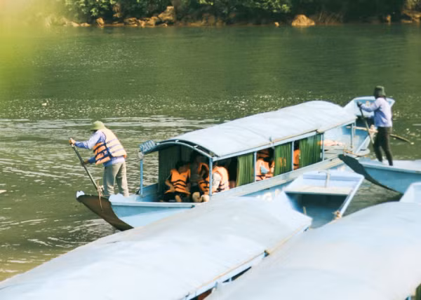 Những người chèo đò miệt mài đưa đón khách trên sông Son.