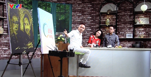 Nguyễn Tiến thực hiện vẽ tranh trên sân khấu Cafe sáng với VTV3 Nguyễn Tiến thực hiện vẽ tranh trên sân khấu Cafe sáng với VTV3