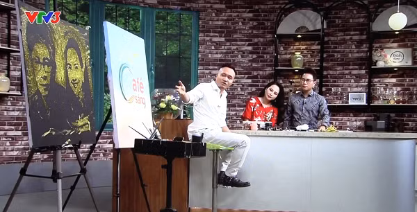 Nguyễn Tiến thực hiện vẽ tranh trên sân khấu Cafe sáng với VTV3