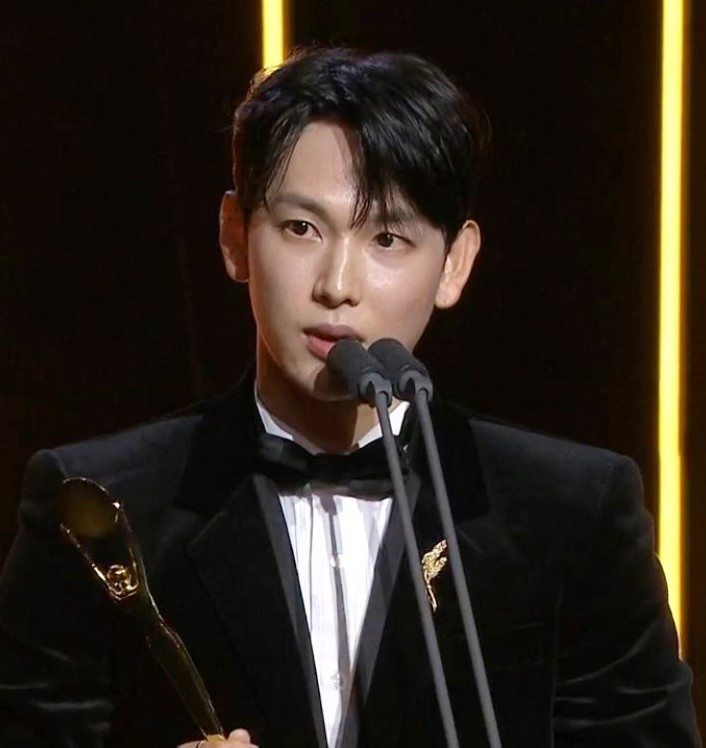 Im Siwan giành giải thị đế - Nam diễn viên chính xuất sắc với màn thể hiện cuốn hút trong phim Boy Hood. Im Siwan giành giải thị đế - Nam diễn viên chính xuất sắc với màn thể hiện cuốn hút trong phim Boy Hood.