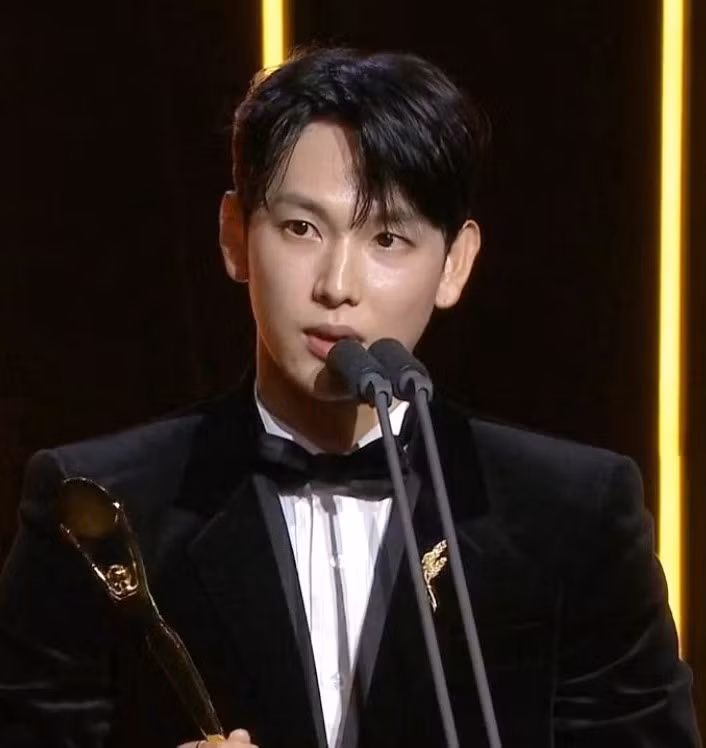 Im Siwan giành giải thị đế - Nam diễn viên chính xuất sắc với màn thể hiện cuốn hút trong phim Boy Hood.