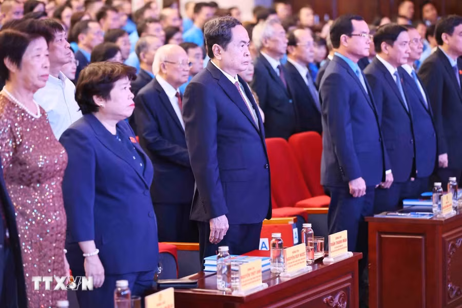 Chủ tịch Quốc hội Trần Thanh Mẫn cùng các đại biểu tưởng niệm Tổng Bí thư Nguyễn Phú Trọng. (Ảnh: Minh Đức/ TTXVN)