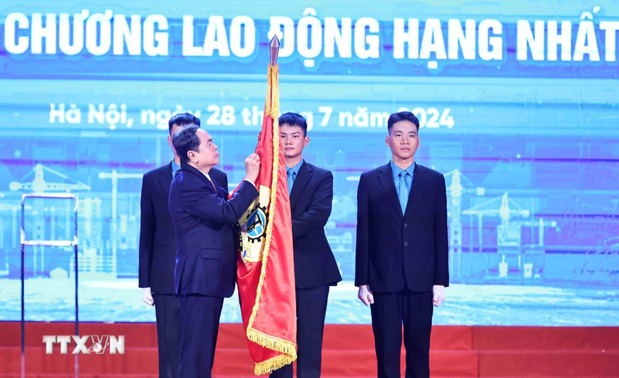 Chủ tịch Quốc hội Trần Thanh Mẫn gắn Huân chương Lao động hạng Nhất lên cờ truyền thống của Tổng Liên đoàn Lao động Việt Nam. (Ảnh: Minh Đức/TTXVN) Chủ tịch Quốc hội Trần Thanh Mẫn gắn Huân chương Lao động hạng Nhất lên cờ truyền thống của Tổng Liên đoàn Lao động Việt Nam. (Ảnh: Minh Đức/TTXVN)