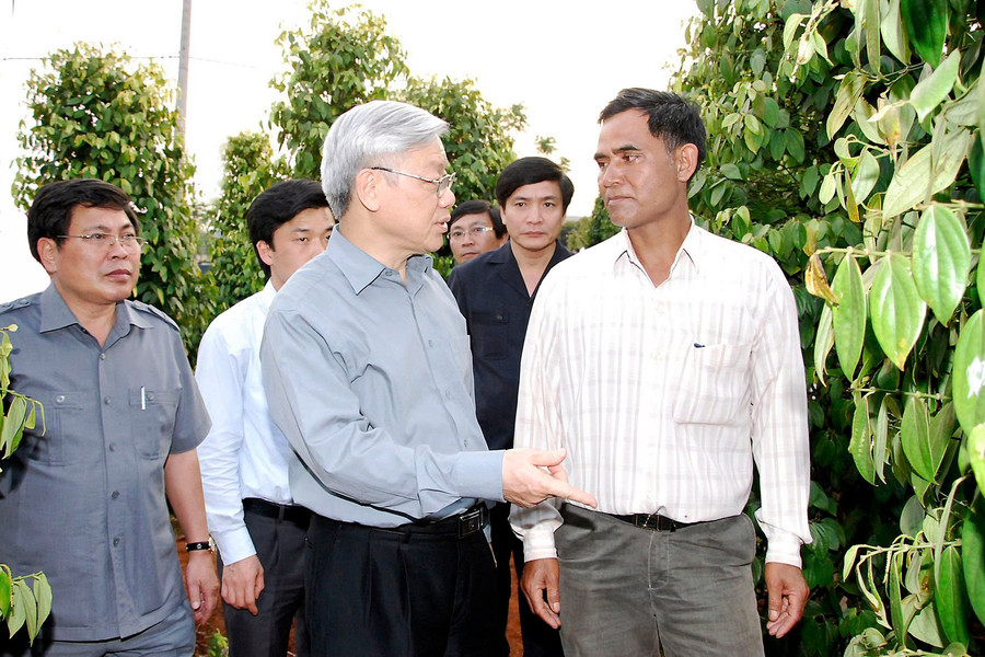 Tổng Bí thư Nguyễn Phú Trọng thăm vườn hồ tiêu của nông dân xã Chư Pơng (huyện Chư Sê) ngày 15-4-2011. Tổng Bí thư Nguyễn Phú Trọng thăm vườn hồ tiêu của nông dân xã Chư Pơng (huyện Chư Sê) ngày 15-4-2011.