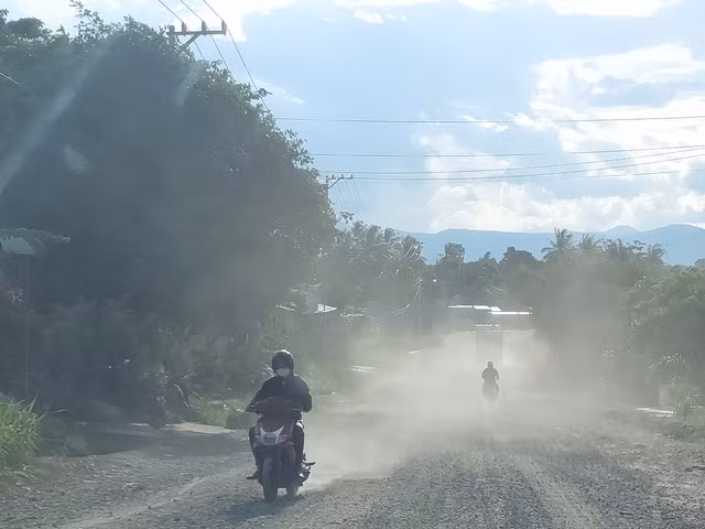 Đoạn đường đang thi công mù mịt bởi khói bụi