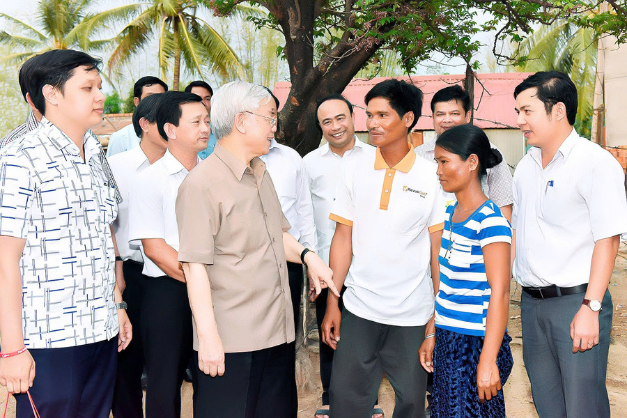 Tổng Bí thư Nguyễn Phú Trọng trò chuyện với cán bộ, người dân xã Ayun (huyện Chư Sê) trong chuyến thăm ngày 12-4-2017. Tổng Bí thư Nguyễn Phú Trọng trò chuyện với cán bộ, người dân xã Ayun (huyện Chư Sê) trong chuyến thăm ngày 12-4-2017.