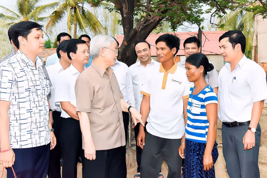 Tổng Bí thư Nguyễn Phú Trọng trò chuyện với cán bộ, người dân xã Ayun (huyện Chư Sê) trong chuyến thăm ngày 12-4-2017.