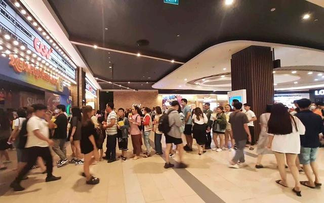 Khán giả xếp hàng mua vé xem phim hè tại hệ thống rạp CGV