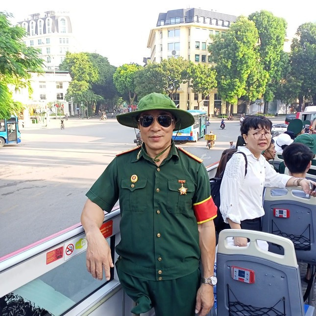 Thương binh Nguyễn Thanh Hùng đi tham quan trong chương trình “Ánh lửa từ trái tim”. Thương binh Nguyễn Thanh Hùng đi tham quan trong chương trình “Ánh lửa từ trái tim”.