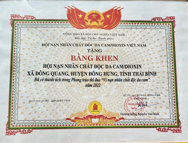 Những bằng khen về công tác xã hội của thương binh Vũ Văn Xuyến. Ảnh: Việt Khôi Những bằng khen về công tác xã hội của thương binh Vũ Văn Xuyến. Ảnh: Việt Khôi