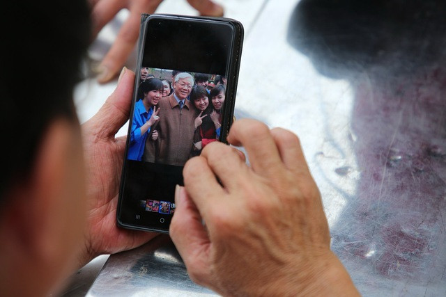 Người dân thôn Lại Đà xem lại những hình ảnh với Tổng Bí thư Nguyễn Phú Trọng