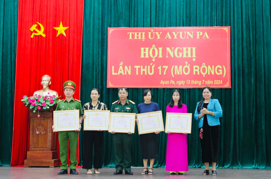 Chi bộ Công an phường Đoàn Kết (bìa trái) vinh dự được Ban Thường vụ Tỉnh ủy tặng bằng khen đơn vị hoàn thành xuất sắc nhiệm vụ 5 năm liền. Ảnh: Vũ Chi