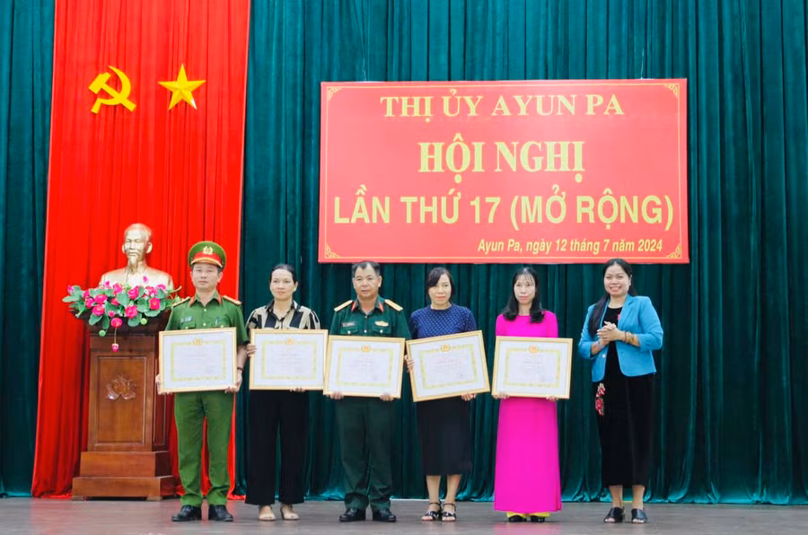 Chi bộ Công an phường Đoàn Kết (bìa trái) vinh dự được Ban Thường vụ Tỉnh ủy tặng bằng khen đơn vị hoàn thành xuất sắc nhiệm vụ 5 năm liền. Ảnh: Vũ Chi