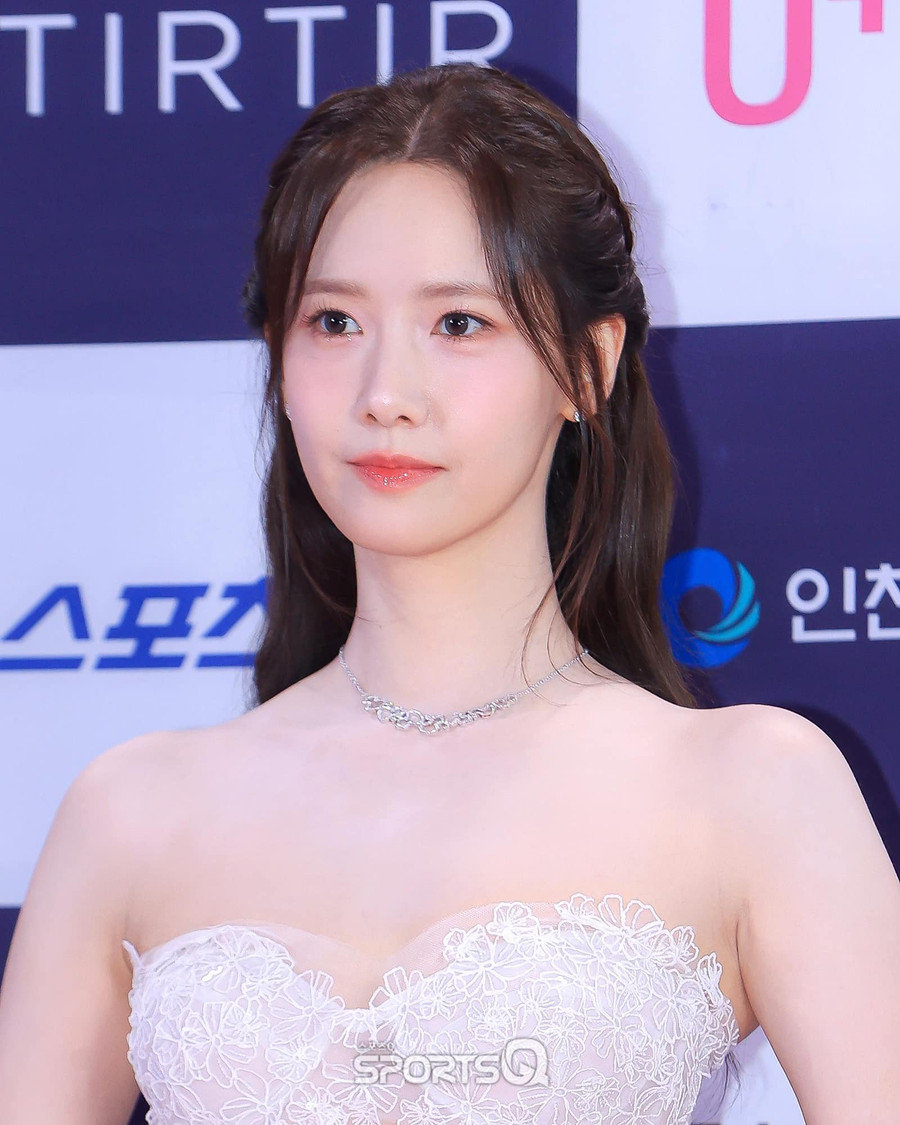 Nữ diễn viên, ca sĩ YoonA xuất hiện trên thảm đỏ cùng Jun Hyun Moo. Cả hai đảm nhận vai trò người dẫn chương trình của Blue Dragon Series Awards, lễ trao giải đầu tiên của Hàn Quốc dành riêng cho các nền tảng phát trực tuyến. Nữ diễn viên, ca sĩ YoonA xuất hiện trên thảm đỏ cùng Jun Hyun Moo. Cả hai đảm nhận vai trò người dẫn chương trình của Blue Dragon Series Awards, lễ trao giải đầu tiên của Hàn Quốc dành riêng cho các nền tảng phát trực tuyến.