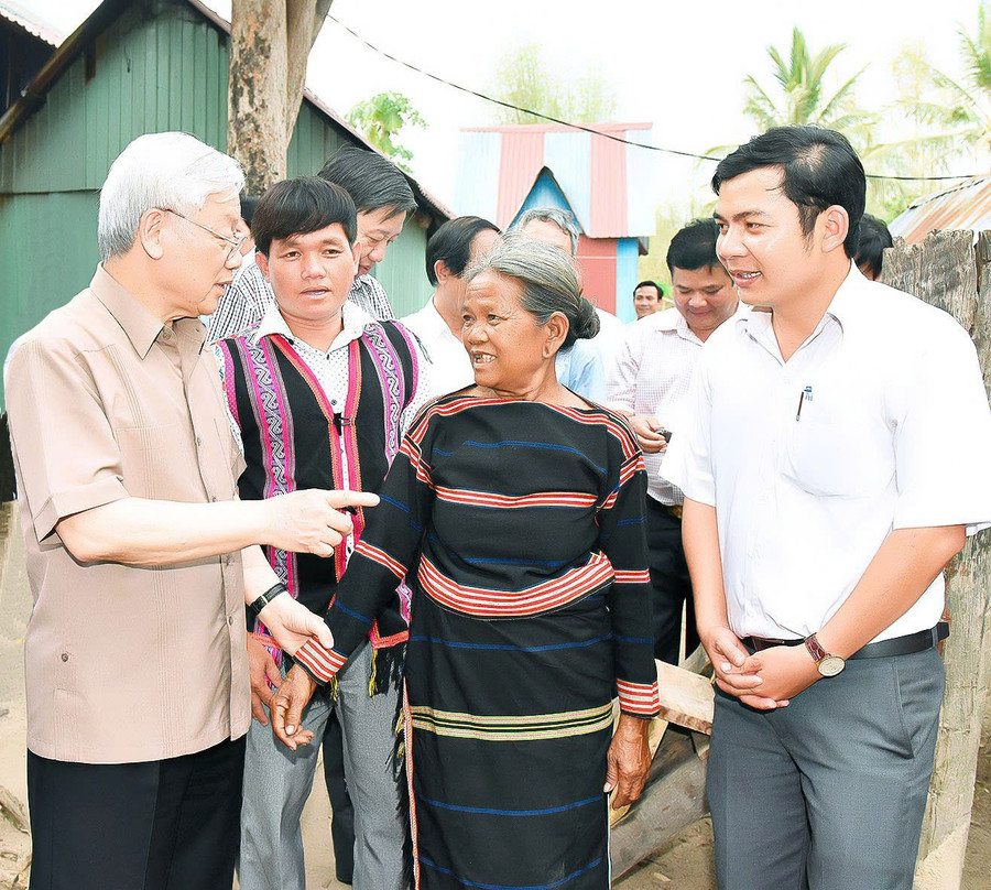 Tổng Bí thư Nguyễn Phú Trọng động viên cán bộ, người dân xã Ayun (huyện Chư Sê) nỗ lực vươn lên phát triển kinh tế trong chuyến thăm ngày 12-4-2017. Tổng Bí thư Nguyễn Phú Trọng động viên cán bộ, người dân xã Ayun (huyện Chư Sê) nỗ lực vươn lên phát triển kinh tế trong chuyến thăm ngày 12-4-2017.