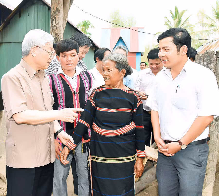 Tổng Bí thư Nguyễn Phú Trọng động viên cán bộ, người dân xã Ayun (huyện Chư Sê) nỗ lực vươn lên phát triển kinh tế trong chuyến thăm ngày 12-4-2017.