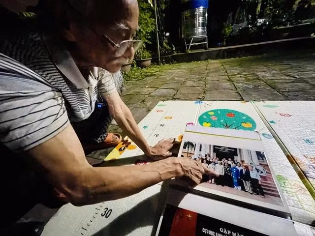 Ông Dục cho phóng viên xem một tấm hình chụp chung với Tổng Bí thư trong 1 lần họp lớp