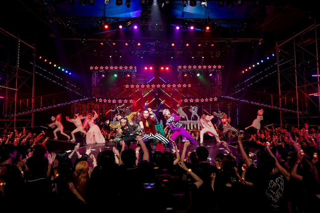 Nhà Ngũ Hành (Jun Phạm, Huy R, Phạm Khánh Hưng, BB Trần, Trương Thế Vinh) trình diễn mashup Vợ người ta &amp; Chuyện ba người