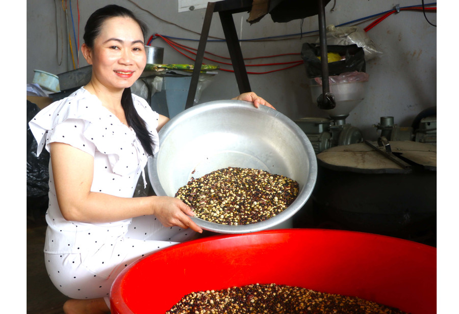 Chị Trịnh Thị Hồng Thắm (tổ 6, phường An Phú, thị xã An Khê) chuẩn bị nghiền ngũ cốc 12 loại hạt. Ảnh: N.M