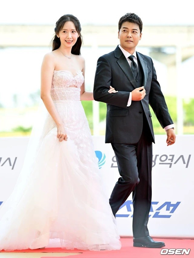 Tối 19/7, Lễ trao giải thưởng truyền hình Rồng Xanh lần thứ 3 (3rd Blue Dragon Series Awards) có sự tham gia của gần 100 nghệ sĩ Hàn Quốc như Song Hye Kyo, Chun Woo Hee, Yoona - Tiffany (SNSD), Park Bo Young, Han Hyo Joo, Ryu Jun Yeol, Im Si Wan, Choi Hyun Wook, Miyeon (G)I-DLE... Trong đó, nổi bật nhất là "center quốc dân" YoonA. Tối 19/7, Lễ trao giải thưởng truyền hình Rồng Xanh lần thứ 3 (3rd Blue Dragon Series Awards) có sự tham gia của gần 100 nghệ sĩ Hàn Quốc như Song Hye Kyo, Chun Woo Hee, Yoona - Tiffany (SNSD), Park Bo Young, Han Hyo Joo, Ryu Jun Yeol, Im Si Wan, Choi Hyun Wook, Miyeon (G)I-DLE... Trong đó, nổi bật nhất là "center quốc dân" YoonA.