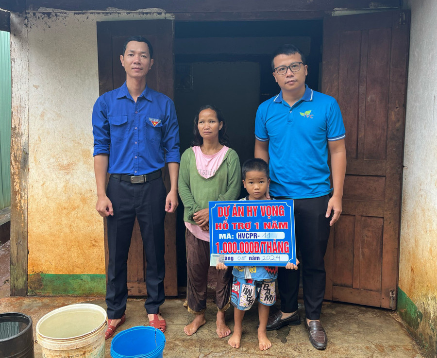 Đại diện dự án Hy vọng trao tiền hỗ trợ cho em Kpuih Thước (xã Ia Drăng). Ảnh: M.N Đại diện dự án Hy vọng trao tiền hỗ trợ cho em Kpuih Thước (xã Ia Drăng). Ảnh: M.N