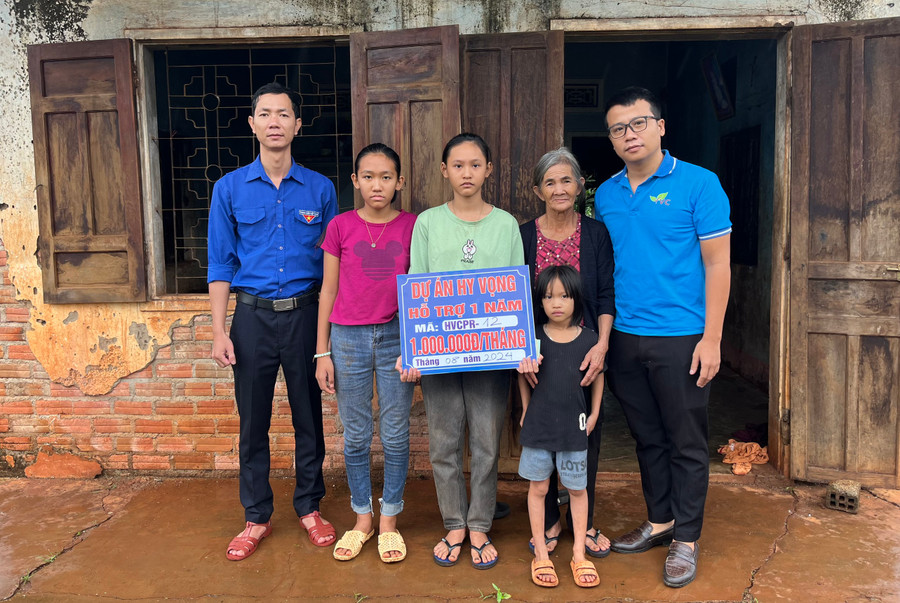 Đại diện Dự án “Hy vọng” trao tiền hỗ trợ cho em Nguyễn Thị Hải Hà (thứ 3 từ trái sang) ở xã Ia Drăng (huyện Chư Prông). Ảnh: M.N Đại diện Dự án “Hy vọng” trao tiền hỗ trợ cho em Nguyễn Thị Hải Hà (thứ 3 từ trái sang) ở xã Ia Drăng (huyện Chư Prông). Ảnh: M.N