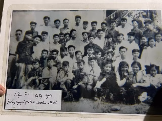 Ông Dục vẫn giữ tấm ảnh chụp cùng tập thể lớp 7C, trong đó có Tổng Bí thư Nguyễn Phú Trọng