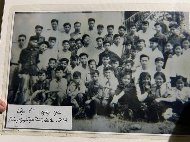 Ông Dục vẫn giữ tấm ảnh chụp cùng tập thể lớp 7C, trong đó có Tổng Bí thư Nguyễn Phú Trọng