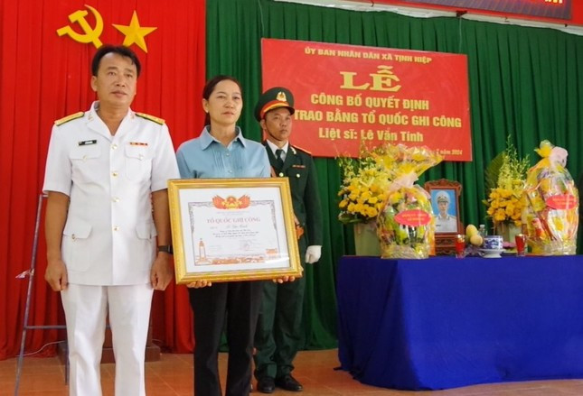 Đại diện chỉ huy Lữ đoàn 146 (Vùng 4 Hải quân) trao Bằng Tổ quốc ghi công cho gia đình Liệt sĩ Lê Văn Tính. Đại diện chỉ huy Lữ đoàn 146 (Vùng 4 Hải quân) trao Bằng Tổ quốc ghi công cho gia đình Liệt sĩ Lê Văn Tính.