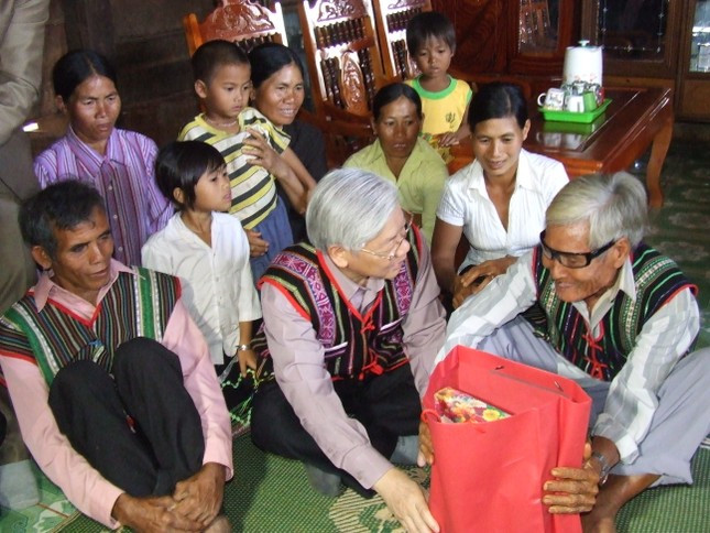 Tổng Bí thư Nguyễn Phú Trọng thăm già làng Điểu N’Hinh xã Quảng Tâm, huyện Tuy Đức, tỉnh Đắc Nông tháng 12/2012. Ảnh: Hồng Hải Tổng Bí thư Nguyễn Phú Trọng thăm già làng Điểu N’Hinh xã Quảng Tâm, huyện Tuy Đức, tỉnh Đắc Nông tháng 12/2012. Ảnh: Hồng Hải