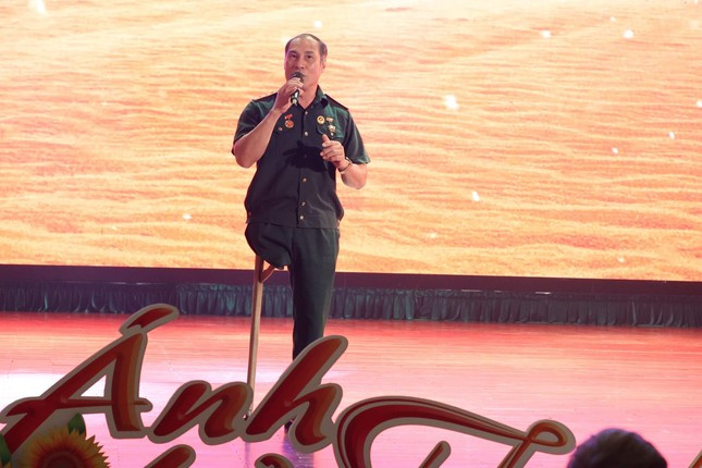 Thương binh Nguyễn Thanh Hùng hát bài “Vết chân tròn trên cát” tại Chương trình giao lưu “Ánh lửa từ trái tim”. (Ảnh: K.N-Đ.A) Thương binh Nguyễn Thanh Hùng hát bài “Vết chân tròn trên cát” tại Chương trình giao lưu “Ánh lửa từ trái tim”. (Ảnh: K.N-Đ.A)