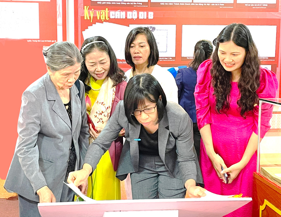 Phó Chủ tịch phụ trách UBND tỉnh Nguyễn Thị Thanh Lịch (ở giữa, hàng trước) và các đại biểu tìm hiểu danh sách cán bộ đi B chưa xác minh được thông tin tại triển lãm. Ảnh: P.D Phó Chủ tịch phụ trách UBND tỉnh Nguyễn Thị Thanh Lịch (ở giữa, hàng trước) và các đại biểu tìm hiểu danh sách cán bộ đi B chưa xác minh được thông tin tại triển lãm. Ảnh: P.D