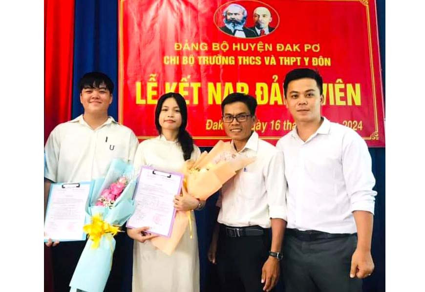 Giữa tháng 7-2024, Chi bộ Trường THCS và THPT Y Đôn (huyện Đak Pơ) đã kết nạp Đảng cho 2 học sinh ưu tú. Ảnh: Nam Anh
