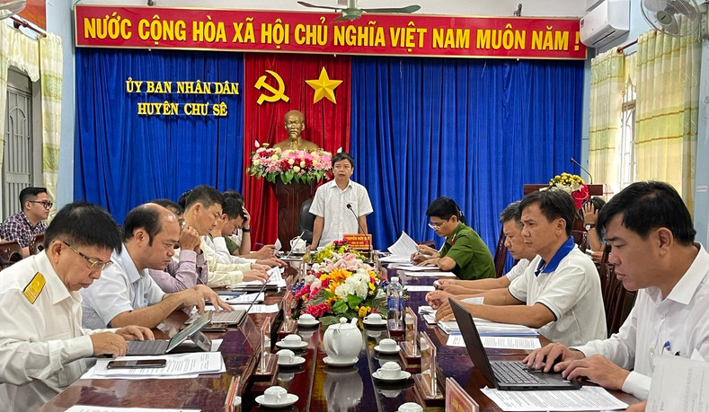 Phó Chủ tịch UBND tỉnh Nguyễn Hữu Quế cùng các sở, ngành của tỉnh và địa phương họp xử lý các kiến nghị của Công ty cổ phần Cấp nước Chư Sê diễn ra vào ngày 13-11-2023. Ảnh: M.P