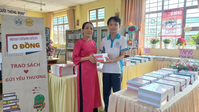 Cô Võ Thị Lang, tổ phó tổ Ngữ văn trao sách 0 đồng cho học sinh Cô Võ Thị Lang, tổ phó tổ Ngữ văn trao sách 0 đồng cho học sinh