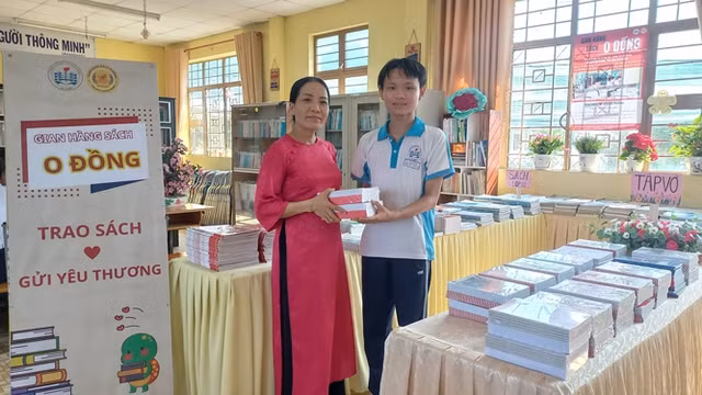 Cô Võ Thị Lang, tổ phó tổ Ngữ văn trao sách 0 đồng cho học sinh