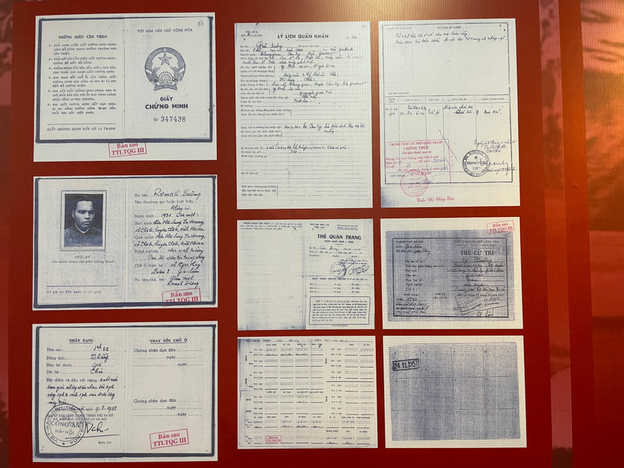 Một số giấy tờ cá nhân của cán bộ đi B. Ảnh: P.D Một số giấy tờ cá nhân của cán bộ đi B. Ảnh: P.D
