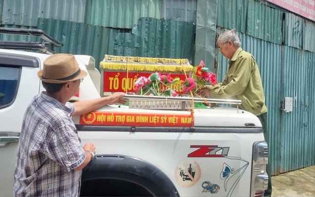 Ông Đỗ Tuấn Đạt (bên phải) kiểm tra độ chắc chắn của linh xa trên nóc xe Ông Đỗ Tuấn Đạt (bên phải) kiểm tra độ chắc chắn của linh xa trên nóc xe