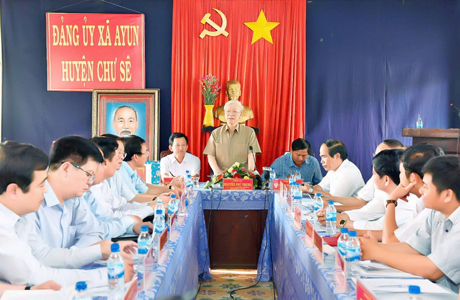 Tổng Bí thư Nguyễn Phú Trọng làm việc với hệ thống chính trị xã Ayun (huyện Chư Sê) ngày 12-4-2017. Tổng Bí thư Nguyễn Phú Trọng làm việc với hệ thống chính trị xã Ayun (huyện Chư Sê) ngày 12-4-2017.