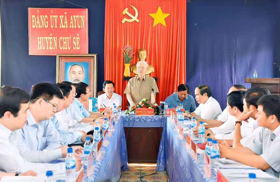 Tổng Bí thư Nguyễn Phú Trọng làm việc với hệ thống chính trị xã Ayun (huyện Chư Sê) ngày 12-4-2017.