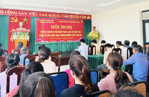 Phòng CSGT Công an tỉnh Quảng Bình phối hợp cùng Trung tâm Du lịch Phong Nha - Kẻ Bàng đảm bảo trật tự, an toàn giao thông đường thủy nội địa, hướng dẫn kỹ năng phòng tránh đuối nước, cứu nạn, cứu hộ. Phòng CSGT Công an tỉnh Quảng Bình phối hợp cùng Trung tâm Du lịch Phong Nha - Kẻ Bàng đảm bảo trật tự, an toàn giao thông đường thủy nội địa, hướng dẫn kỹ năng phòng tránh đuối nước, cứu nạn, cứu hộ.