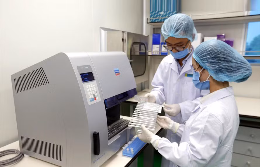 Phân tích mẫu xương tại Trung tâm Giám định ADN (Viện Công nghệ sinh học). Ảnh baothainguyen.vn Phân tích mẫu xương tại Trung tâm Giám định ADN (Viện Công nghệ sinh học). Ảnh baothainguyen.vn