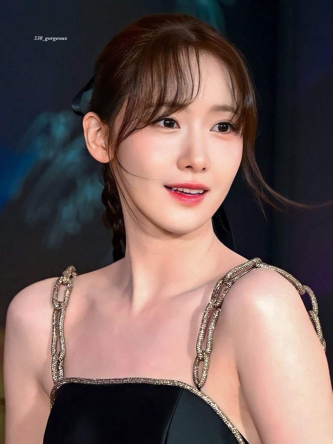 Đây là lần thứ hai YoonA được giữ vai trò quan trọng này tại Blue Dragon Series Awards, tuy nhiên, trước đó nữ diễn viên đã có hàng chục lần làm MC trong các buổi lễ trao giải, chứng minh khả năng dẫn dắt duyên dáng tuyệt vời của người đẹp sinh năm 1990. Theo Sports Chosun, nữ nghệ sĩ thay 2 bộ trang phục đều trang nhã, sang trọng, tờ báo đã khen ngợi YoonA là nữ thần của lễ trao giải Rồng Xanh. Đây là lần thứ hai YoonA được giữ vai trò quan trọng này tại Blue Dragon Series Awards, tuy nhiên, trước đó nữ diễn viên đã có hàng chục lần làm MC trong các buổi lễ trao giải, chứng minh khả năng dẫn dắt duyên dáng tuyệt vời của người đẹp sinh năm 1990. Theo Sports Chosun, nữ nghệ sĩ thay 2 bộ trang phục đều trang nhã, sang trọng, tờ báo đã khen ngợi YoonA là nữ thần của lễ trao giải Rồng Xanh.