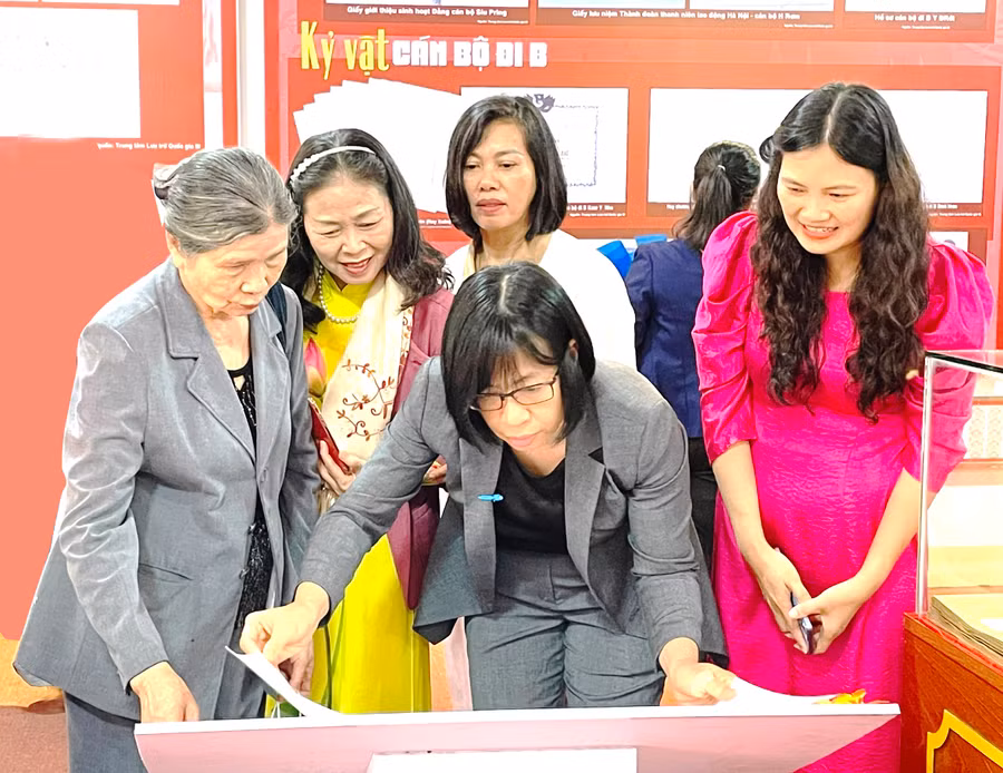 Phó Chủ tịch phụ trách UBND tỉnh Nguyễn Thị Thanh Lịch (ở giữa, hàng trước) và các đại biểu tìm hiểu danh sách cán bộ đi B chưa xác minh được thông tin tại triển lãm. Ảnh: P.D