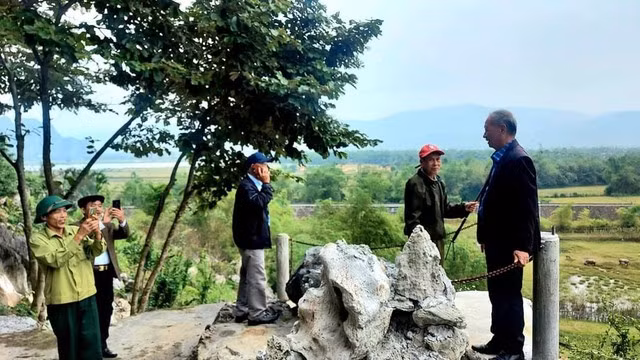 Du khách hào hứng chụp ảnh lưu niệm khi chinh phục được một điểm cao của Lèn Choi